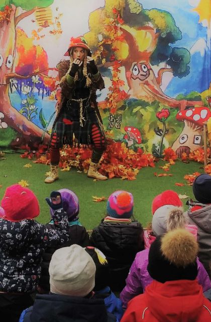 Actrice déguisée devant un public d'enfants